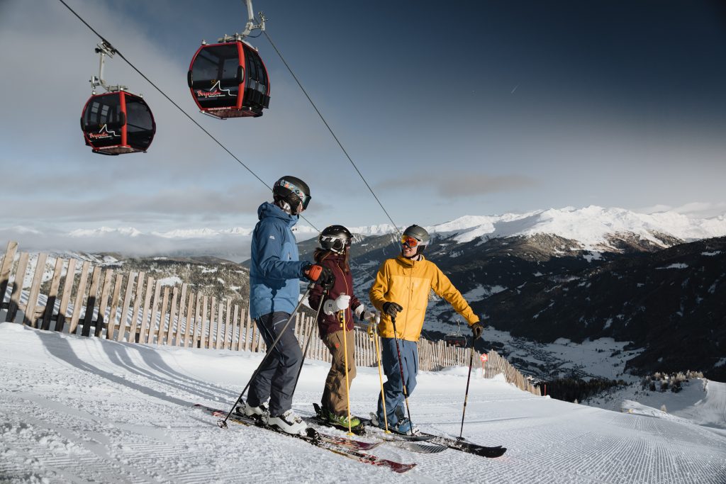 Ab 29. November 2025 lädt die Bergeralm in Steinach am Brenner mit bestens präparierten Pisten und einem familienfreundlichen Angebot zum Start in den Winter ein.