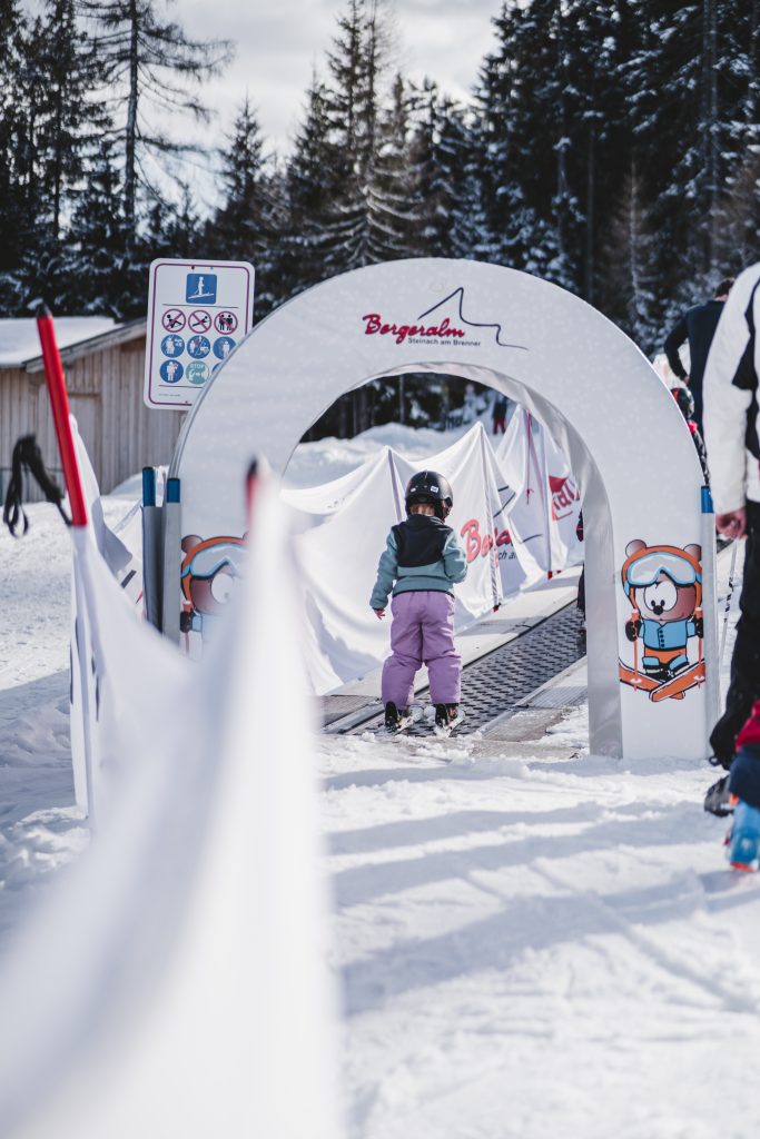 Die Bergeralm bietet ideale Bedingungen für Familien – im eigenen Kinderbereich können kleine Wintersportler spielerisch ihre ersten Erfahrungen im Schnee sammeln.