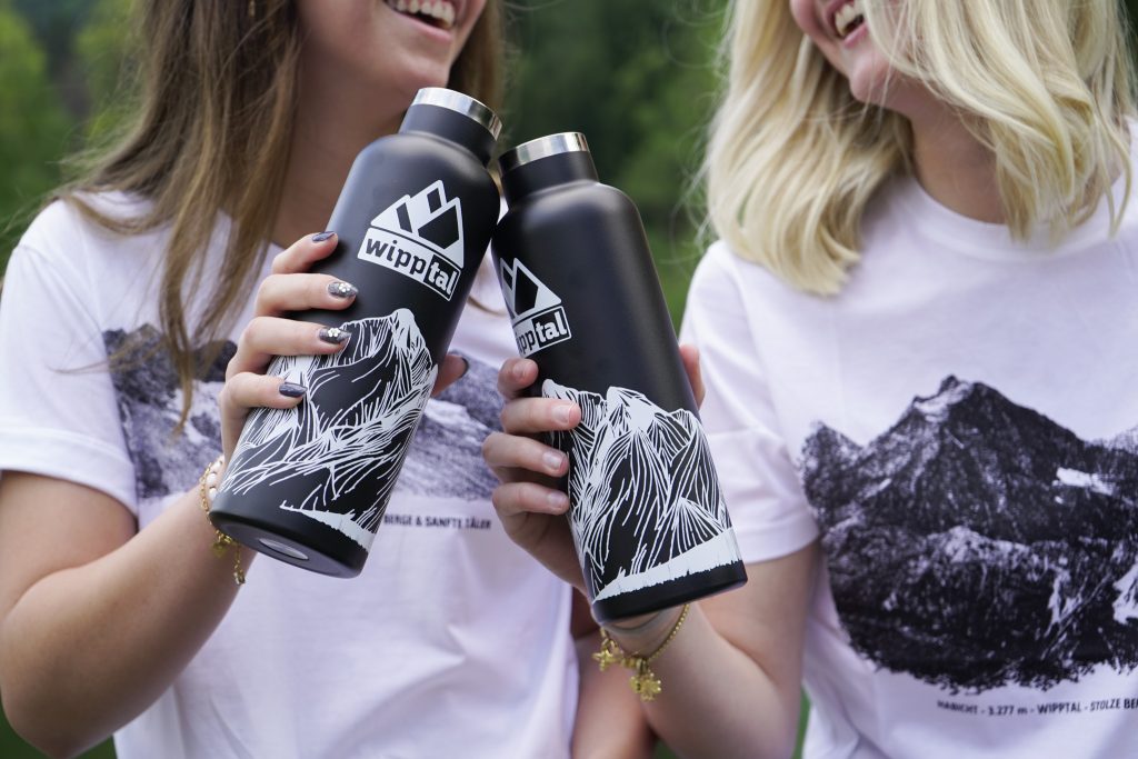 Ein Prost auf das Wipptal – die stilvolle Trinkflasche und das Wipptal Shirt vereinen Funktionalität mit modernem Design.