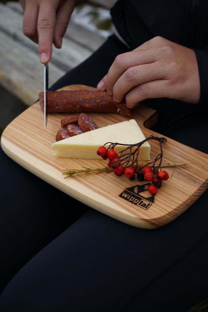 Das gebrandete Schneidbrett mit Messer ist ein praktischer Begleiter für jede Jause - unterwegs oder zuhause.