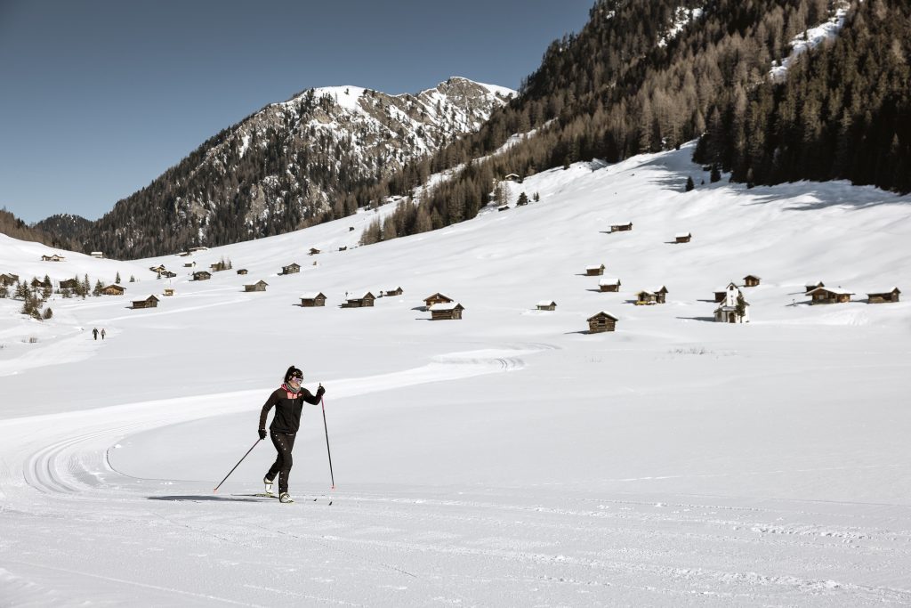Mit Langlaufskiern durch ein landschaftliches Juwel: die Höhenloipe Pfundser Tschey im Tiroler Oberland
