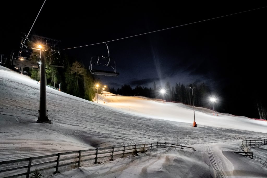 Mit über 9 Kilometern beleuchteter Pisten zählt die Bergeralm zu den größten Nachtskigebieten Europas – ein besonderes Erlebnis für alle, die den Winterabend aktiv genießen möchten.