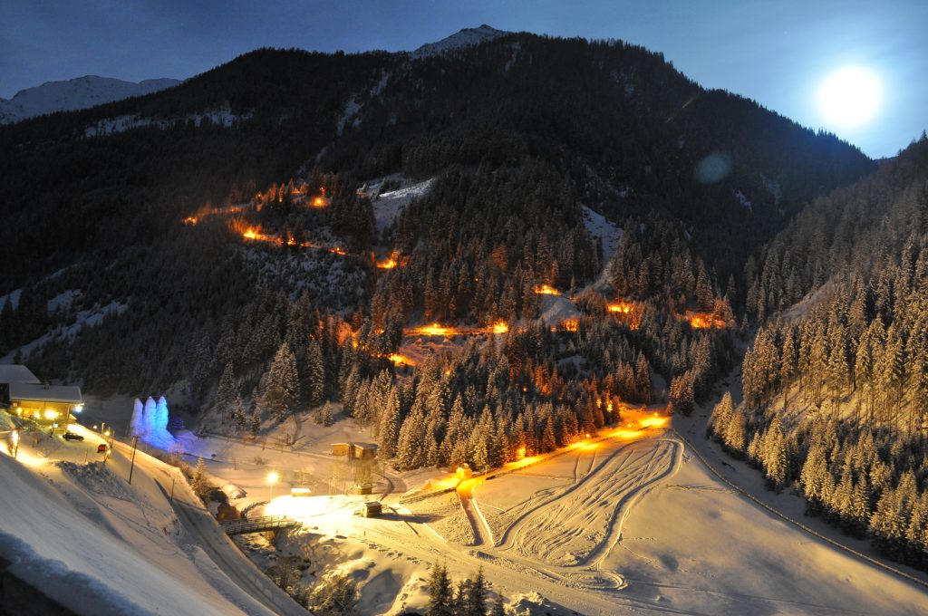 Über 30 Naturrodelbahnen gibt es in Osttirol/Österreich – neun davon, mit insgesamt über 15 Kilometer, sind abends beleuchtet und laden zum stimmungsvollen Nachrodeln ein.