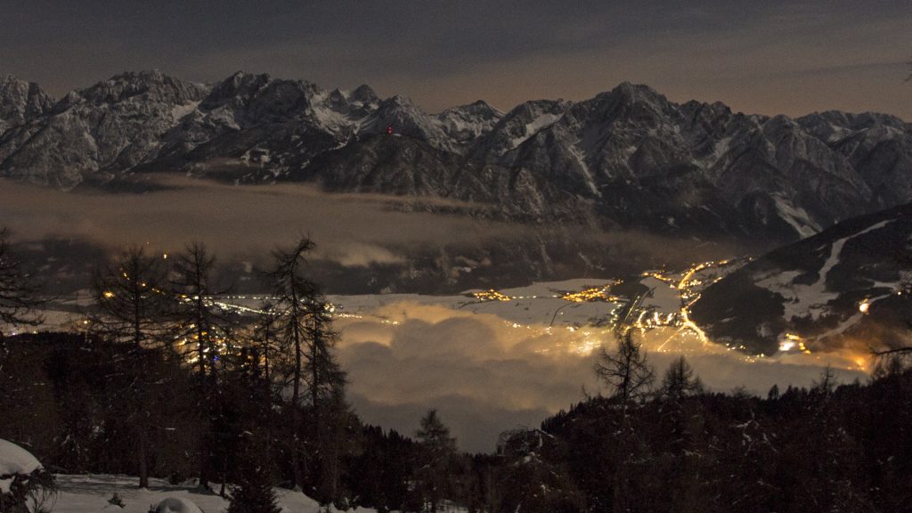 Unter dem funkelnden Sternenhimmel erheben sich die Dreitausender in Osttirol/Österreich majestätisch über verschneite Täler.