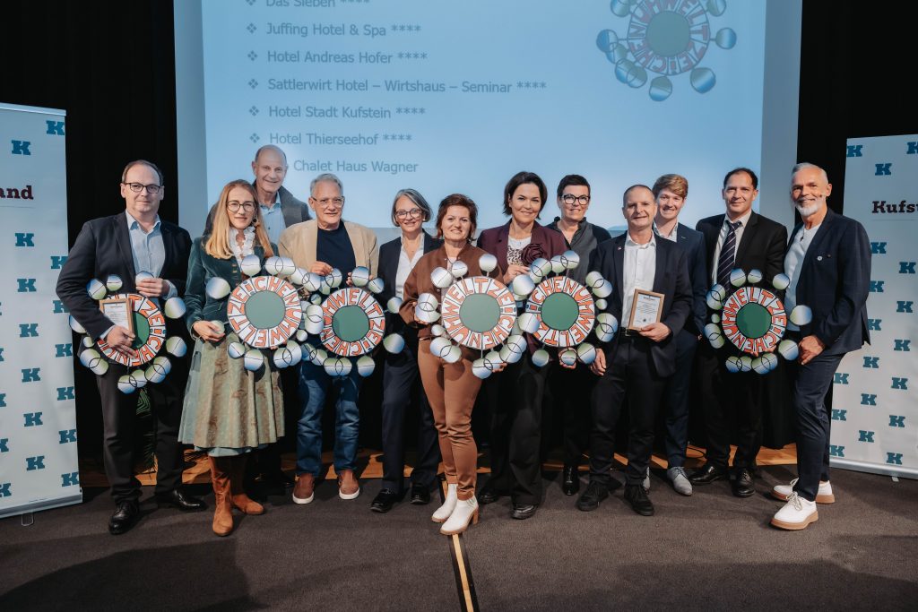 Für ihr starkes Engagement im Bereich Nachhaltigkeit hat der TVB Kufsteinerlnand im Rahmen der Vollversammlung diese sieben Beherbergungsbetriebe geehrt: Bio Chalet Haus Wagner in Niederndorf, Sattlerwirt Hotel – Wirtshaus – Seminar **** in Ebbs, Hotel Andreas Hofer ***** und Hotel Stadt Kufstein **** in Kufstein, DAS SIEBEN – Adults Only **** in Bad Häring sowie Juffing Hotel & Spa **** und Hotel Thierseerhof **** in Thiersee.