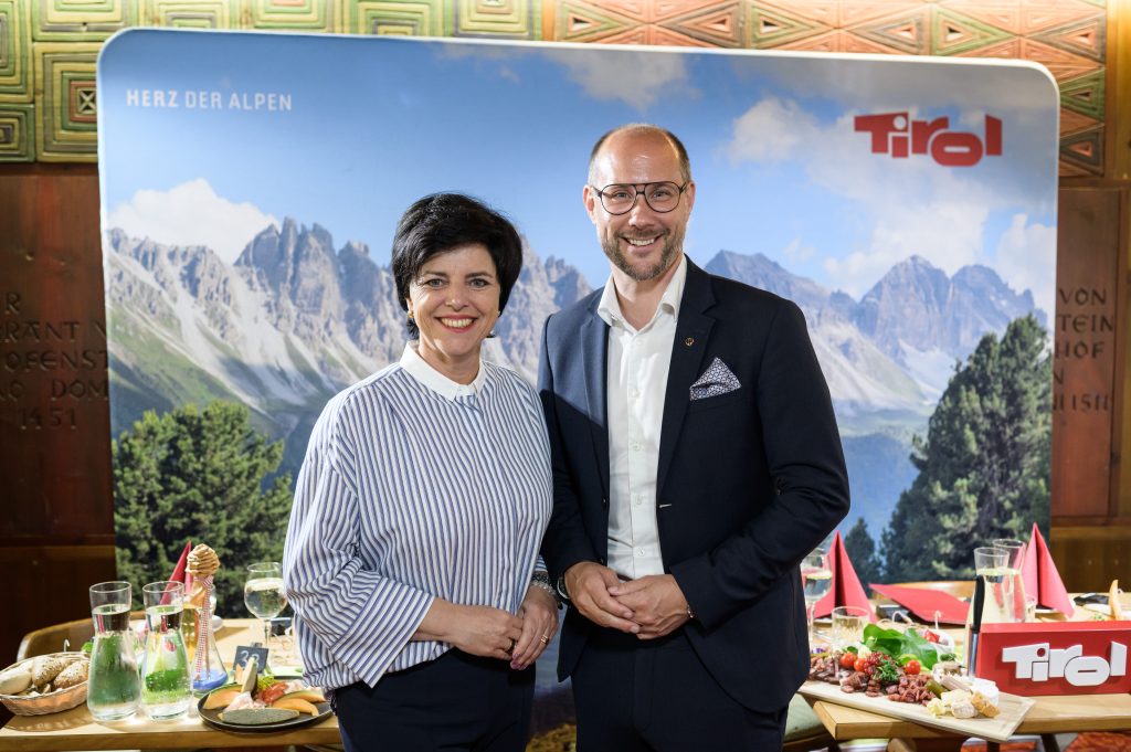 Tirol Werbung-Geschäftsführerin Karin Seiler und Tourismuslandesrat Mario Gerber