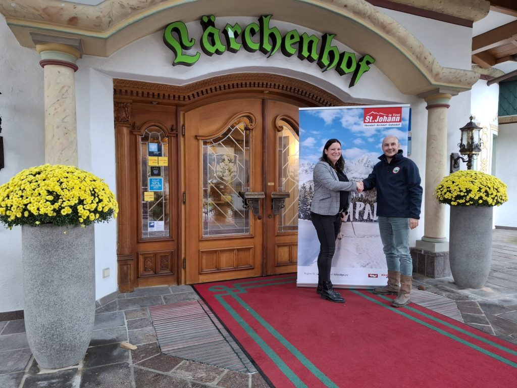 Anna Millinger (TVB St. Johann in Tirol) und Coen Huson (Vorsitzender Skiclub Wolfskamer)