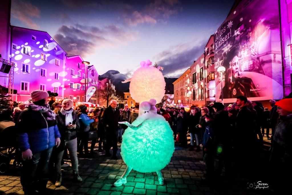 La festa delle 1000 luci la piazza inferiore della città (Unterer Stadtplatz e il Palazzo Comunale illuminato (Rathaus) di Kufstein