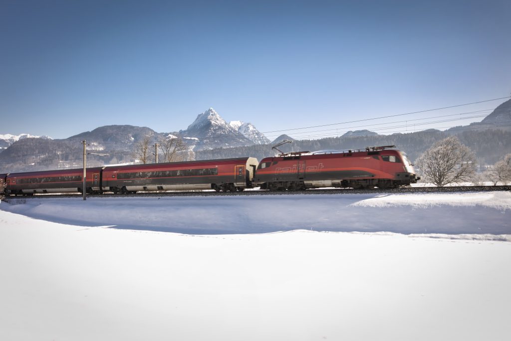 Die neue leistungsstarke ÖBB-Lok Taurus 1116 mit dem Namen „Osttirol“ die im Personen- und Güterverkehr eingesetzt wird, verkürzt ab Ende Januar 2026 die Anbindungen zwischen Lienz/Osttirol und Wien sowie Graz.