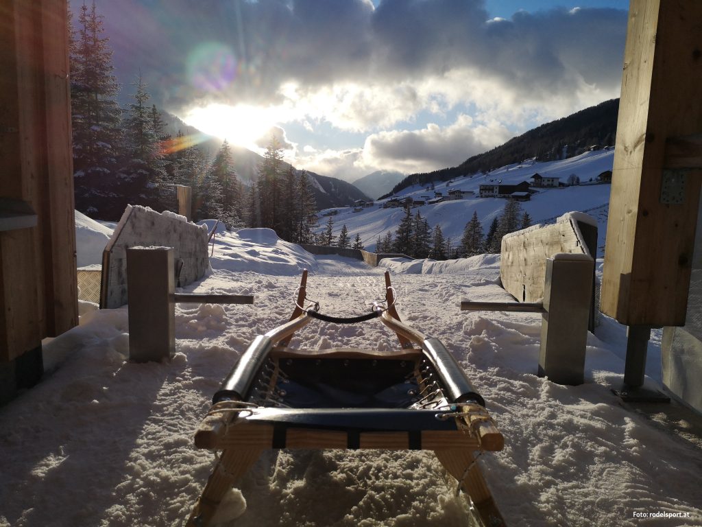 Startklar für den Rodelworkshop im Navistal – Technik, Sicherheit und Winterfreude mit Blick ins Tal