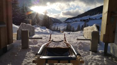 Startklar für den Rodelworkshop im Navistal – Technik, Sicherheit und Winterfreude mit Blick ins Tal