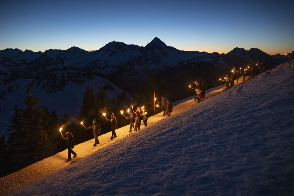 Fackelwanderung hoch oben über dem Tannheimer Tal