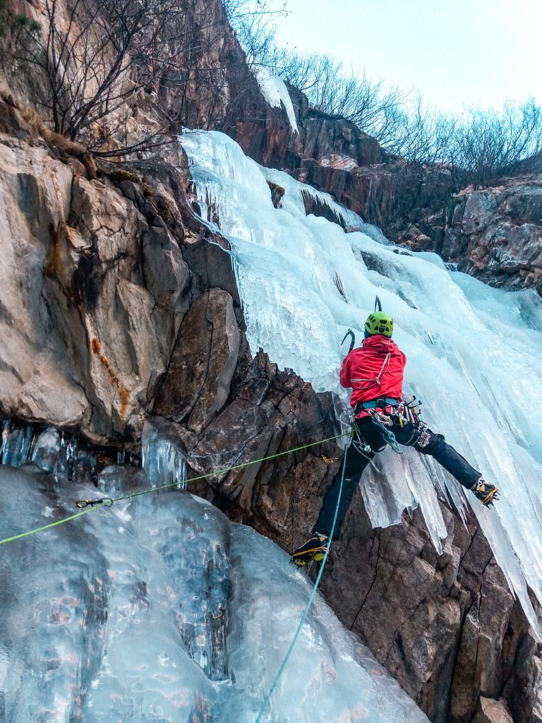 Eisklettern im Wipptal – vertikales Wintererlebnis an natürlichen Eisfällen