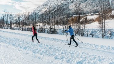 Langlaufen im Gschnitztal – bestens präparierte Loipen führen durch eine ruhige Winterlandschaft mit beeindruckender Bergkulisse.