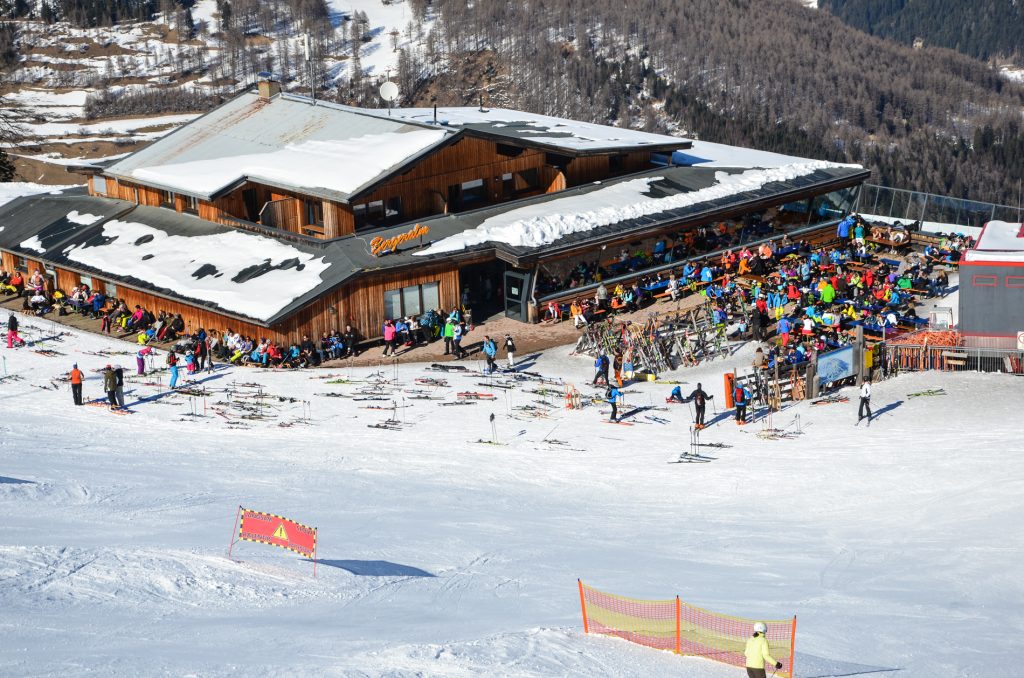 Sonnige Pausen und entspannte Stimmung an der Bergeralm – Frühlingsskilauf mit Genuss im Märzmodus.