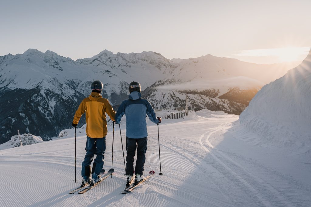Early Morning Skiing - perfekte Bedingungen für die ersten Schwünge am frühen Morgen.