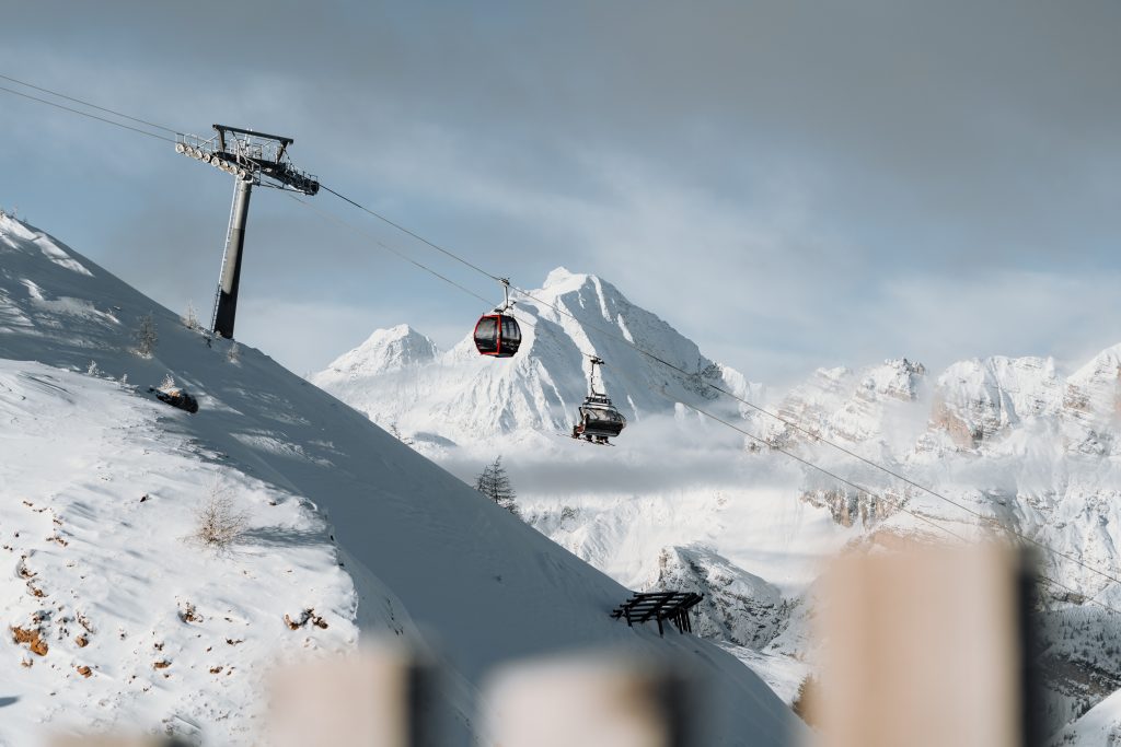 Mit der Gondel hinauf zum Early Morning Skiing vor beeindruckender Alpenkulisse.