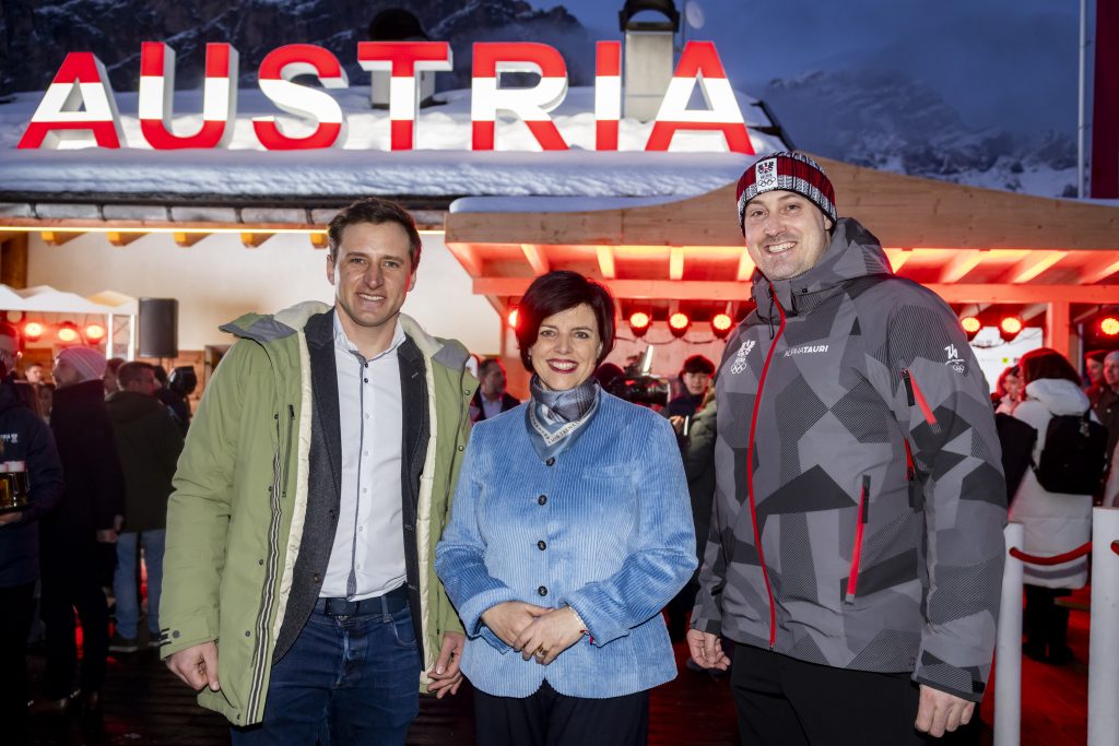 Freuten sich über die Eröffnung des Austria House in Cortina d'Ampezzo: v.l. Matthias Mayer (dreifacher Olympiasieger Ski alpin), Karin Seiler (Geschäftsführerin der Tirol Werbung) und Florian Gosch (Generalsekretär des Österreichischen Olympischen Comités).