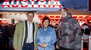 Matthias Mayer (dreifacher Olympiasieger Ski alpin), Karin Seiler (Gesch&auml;ftsf&uuml;hrerin der Tirol Werbung) und Florian Gosch (Generalsekret&auml;r des &Ouml;sterreichischen Olympischen Comit&eacute;s) (v.l.)