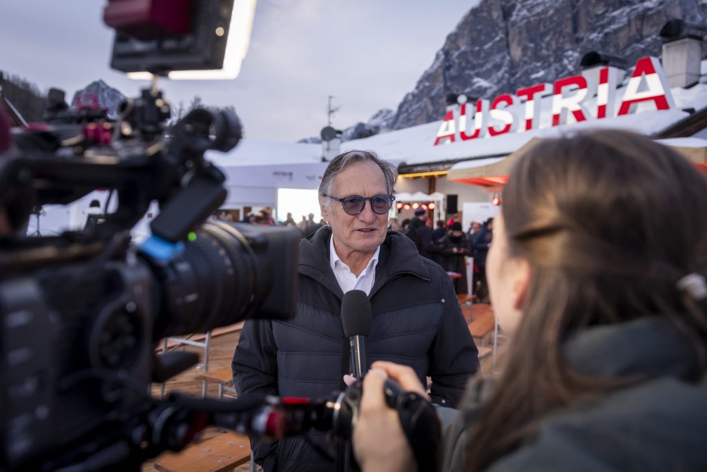 Olympiasieger von 1976 Franz Klammer brachte Tiroler Olympia-Flair mit nach Cortina und teilte seine Erinnerungen an den Sieg am Patscherkofel.