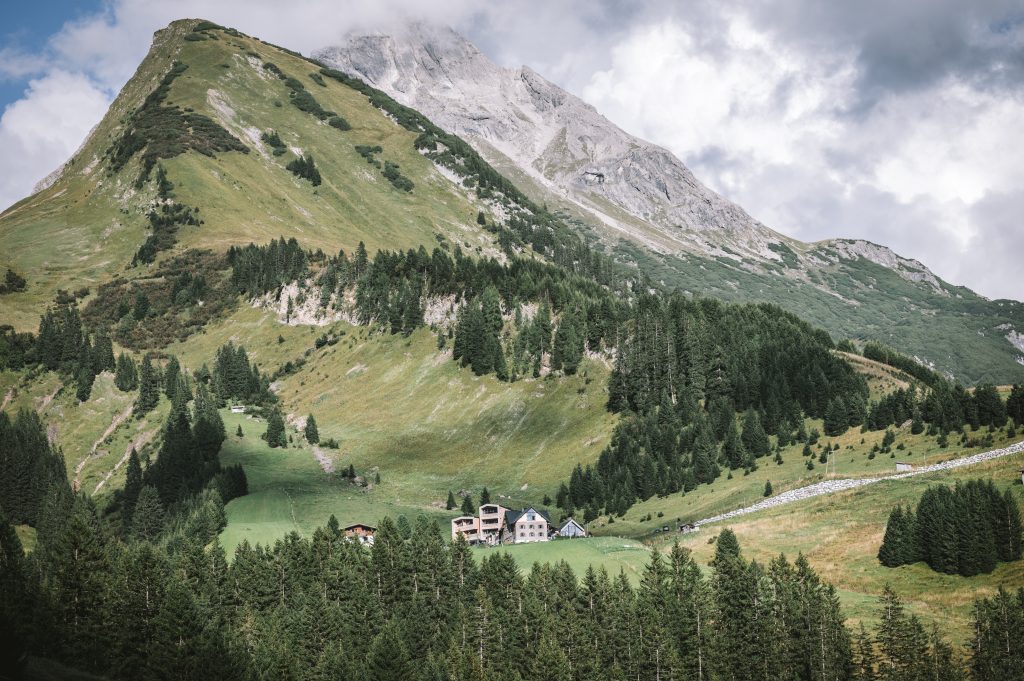 Eingebettet in die Bergkulisse – das Holzgauer Haus. Ein Ort für stille Auszeiten und echte Bergmomente.