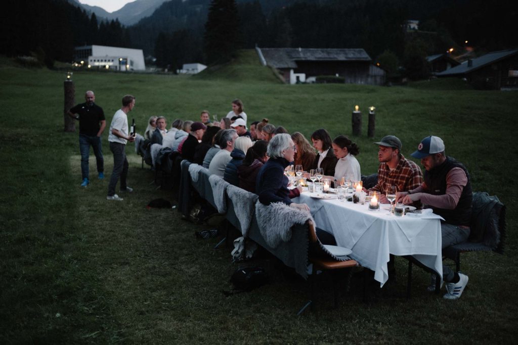Genuss in guter Gesellschaft – unter freiem Himmel, mitten im Lechtaler Abendlicht.