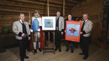 Das Bild zeigt das Sujet f&uuml;r das Gauder Fest 2026 auf einem Plakat sowie die Organisatoren, den ehemaligen Kurator G&uuml;nther Dankl und den Bierk&ouml;nig Gambrinus.