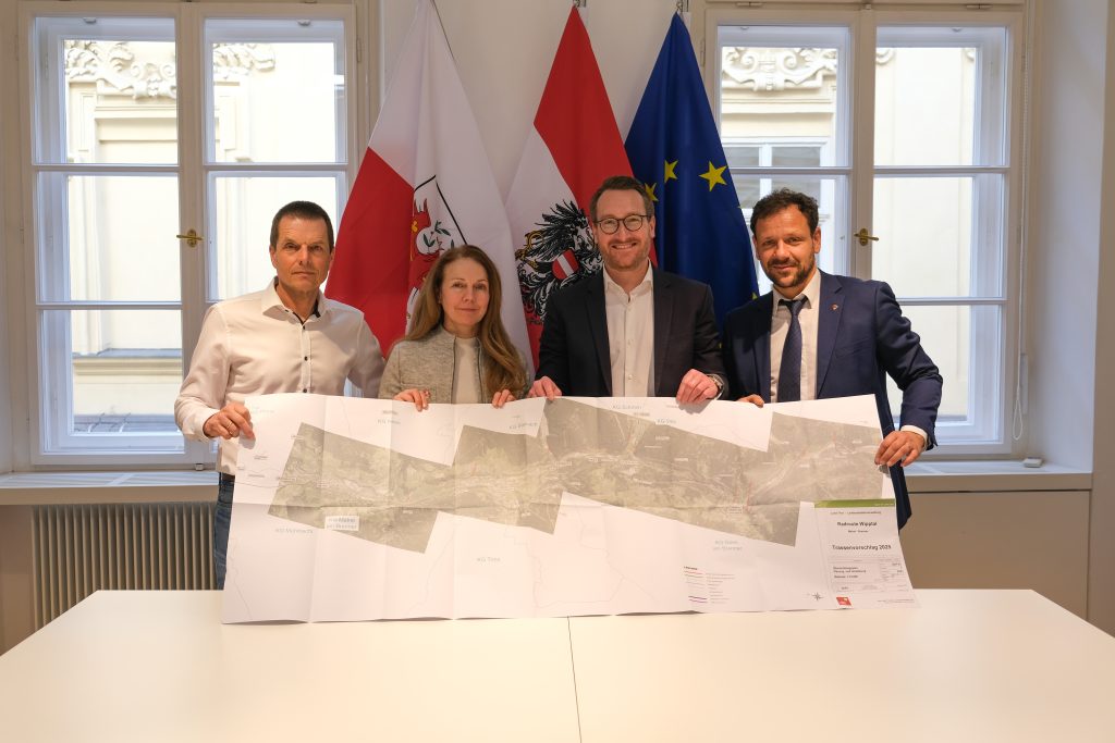 (v. l.) DI Günter Guglberger, Helga Beermeister, LHStv. Philip Wohlgemuth und DI Mag.. Florian Riedl präsentieren die Planungen zum Lückenschluss der Radroute 30 zwischen Matrei am Brenner und dem Brennerpass