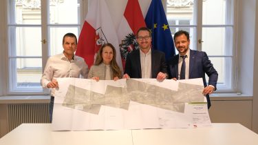 (v. l.) DI G&uuml;nter Guglberger, Helga Beermeister, LHStv. Philip Wohlgemuth und DI Mag.. Florian Riedl pr&auml;sentieren die Planungen zum L&uuml;ckenschluss der Radroute 30 zwischen Matrei am Brenner und dem Brennerpass