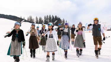 Dirndl und Lederhosen Skitag