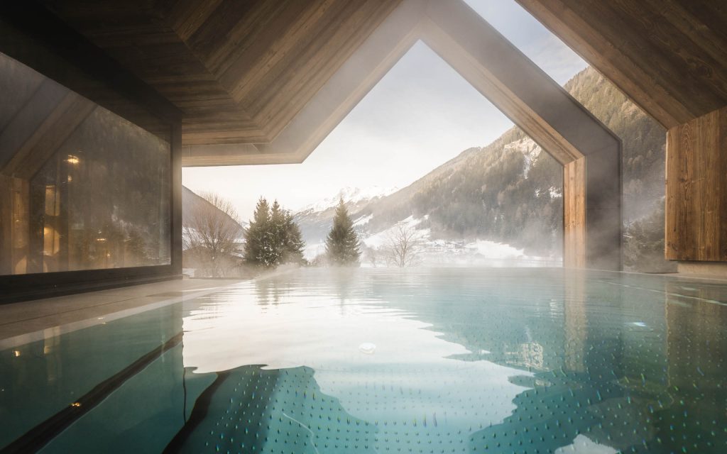 Im Winter wird der neue Infinity-Pool im Forster's Naturresort bereits genossen