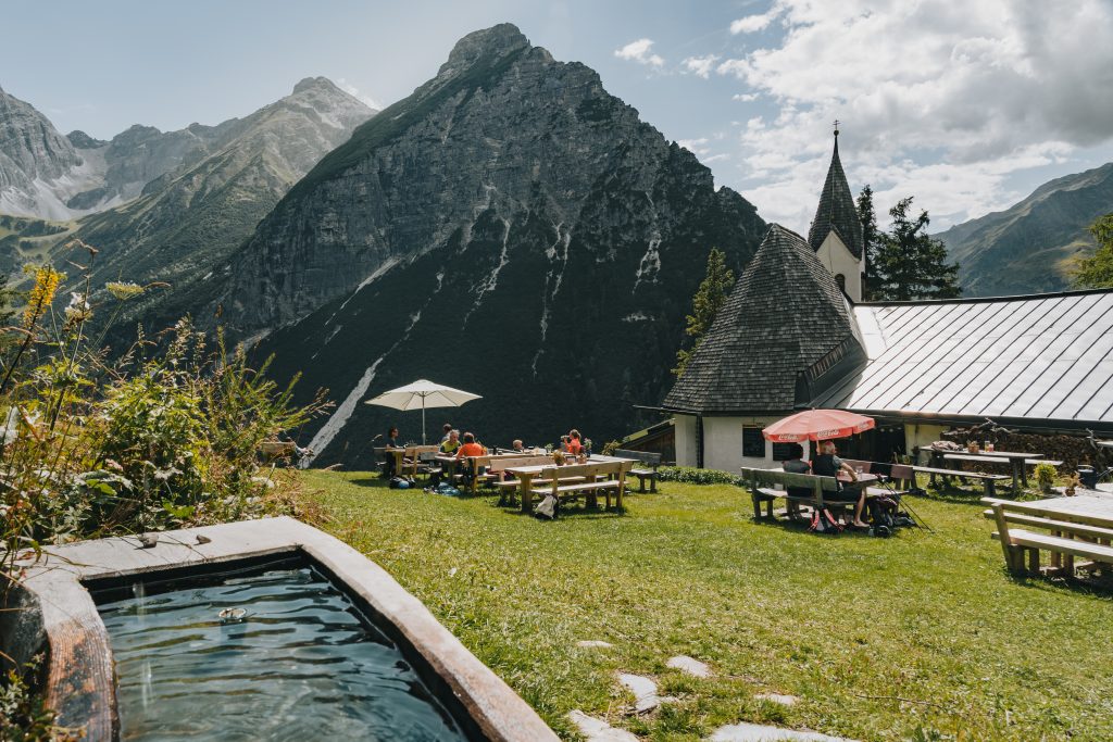 Wasser als zentrales Element der Kneipp-Lehre erlebbar in der alpinen Landschaft des Wipptals.