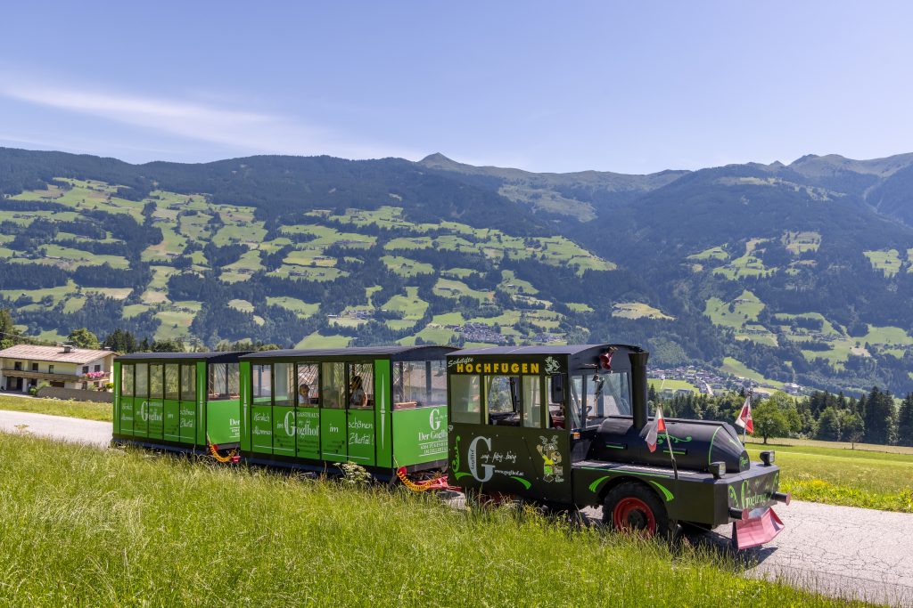 Mit dem Goglzug geht es hinauf zum Goglhof am Fügenberg 