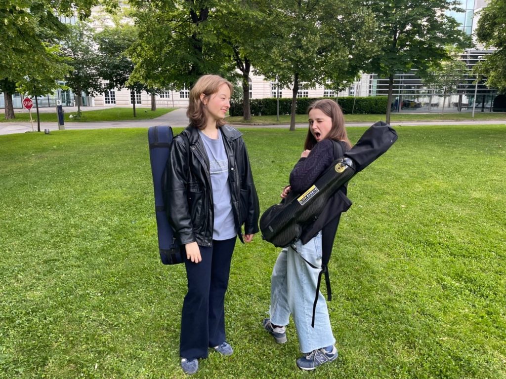 Mona Milota und Mona Hochschwarzer (Violine und Viola) bilden das Duo Mona