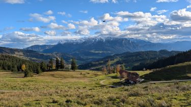 Das Panorama mit Kaisergebirge im Hintergrund er&ouml;ffnet sich am Erlerberg auf der Wanderung von H&uuml;tte zu H&uuml;tte