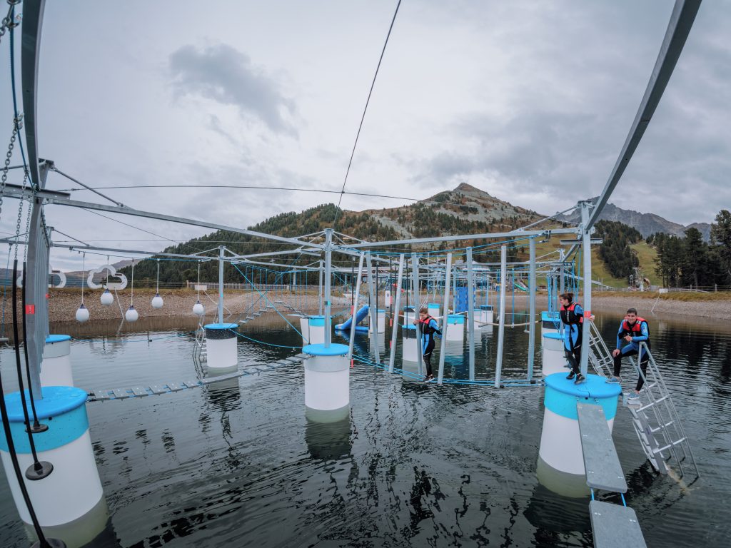 Im Ninja Park Hochoetz landet man bei einem Fehltritt schon mal im Wasser