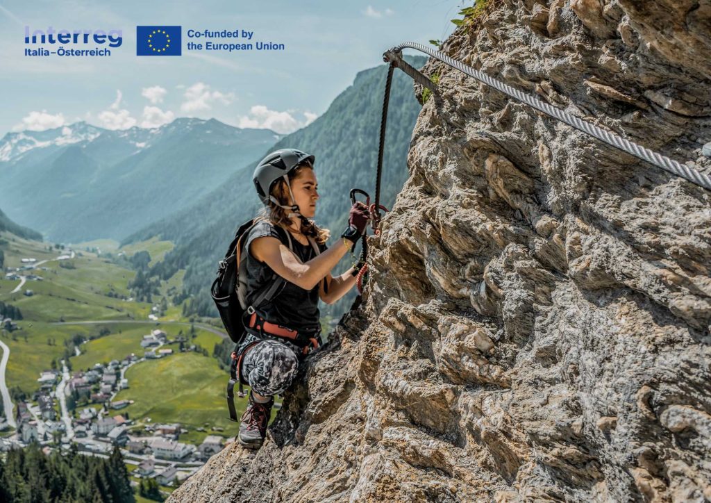 Unterwegs am Peter Kofler Klettersteig mit Blick auf das Bergsteigerdorf St. Jodok