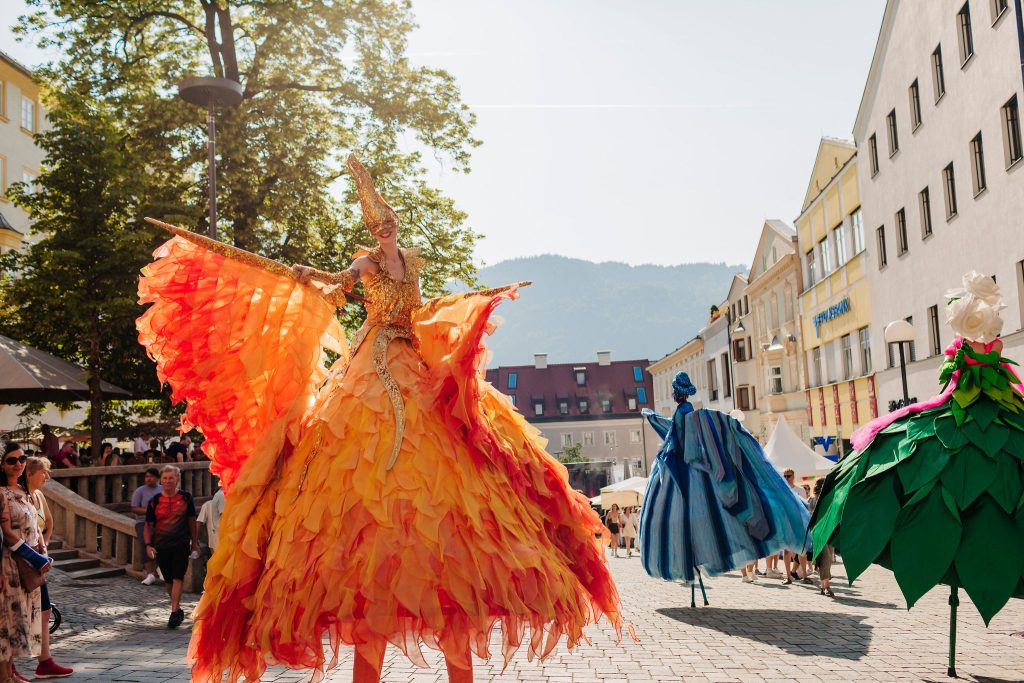 Straßenkünstler auf Stelzen in der Innenstadt von Kufstein.
