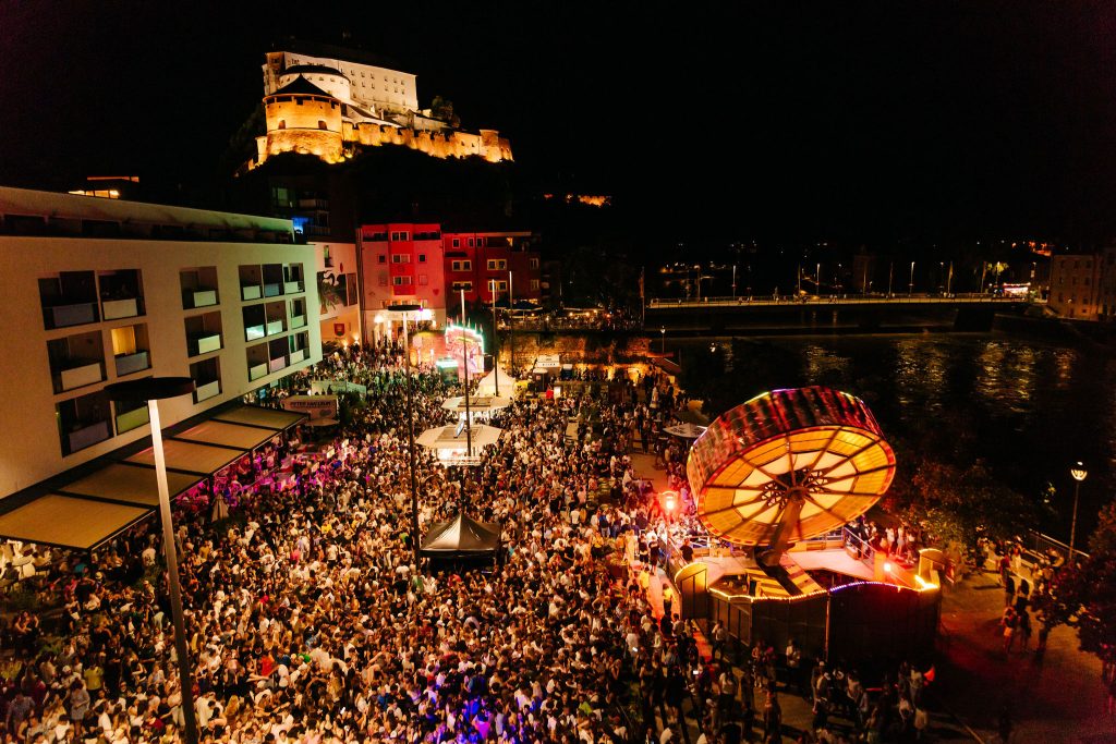 Nächtlicher Blick aufs Festivalgelände KUFSTEIN unlimited mit Festung Kufstein im Hintergrund.