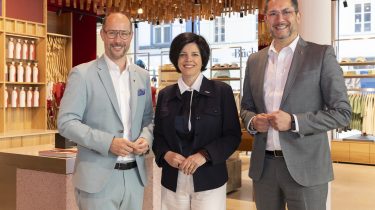 Zogen im Moments Tirol Bilanz &uuml;ber die Wintersaison 2025/26 und blickten auf den kommenden Sommer: Landesrat Mario Gerber, Tirol Werbung-Gesch&auml;ftsf&uuml;hrerin Karin Seiler und Wirtschaftskammer-Spartenobmann Alois Rainer (v.l.)