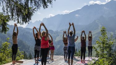 Yogis am Brentenjoch mit Bergpanorama Wilder Kaiser