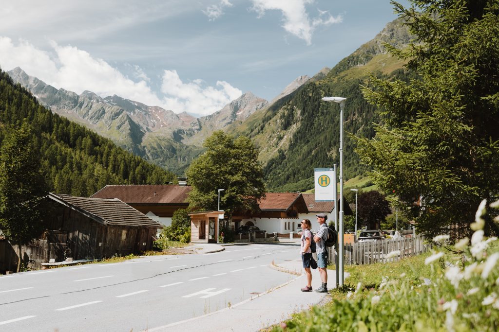 Bus und Bahn machen das Wipptal und seine Bergtäler ab Mai 2026 noch besser erreichbar.