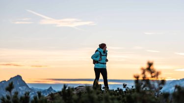 Einen beeindruckenden Sonnenaufgang am Gipfel genie&szlig;en