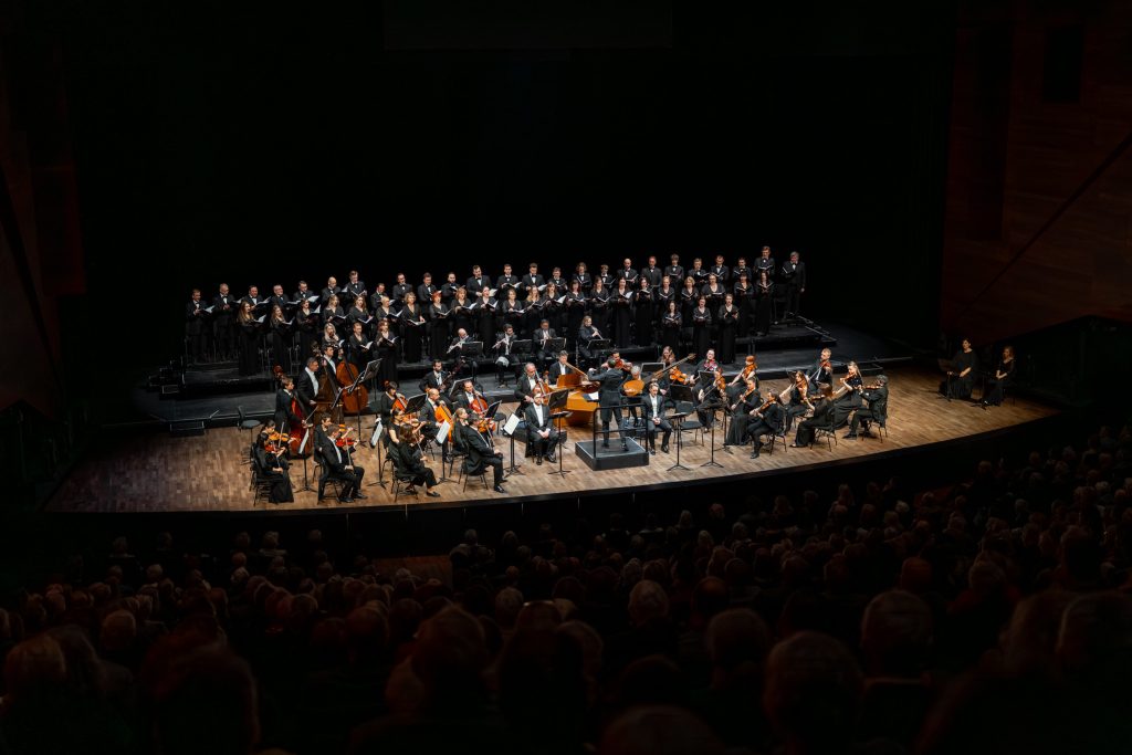 Tiroler Festspiele Erl Blick auf die Bühne Johannes Passion Ostern 2026