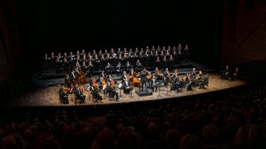 Tiroler Festspiele Erl Blick auf die B&uuml;hne Johannes Passion Ostern 2026