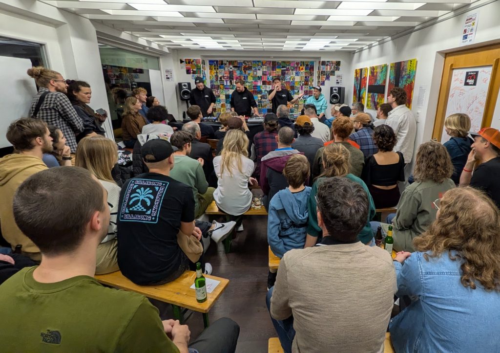 Volles Haus beim Wipptalherz: Die Kulturraststation in Matrei am Brenner wird zum Treffpunkt für Musik, Kunst und Begegnung.