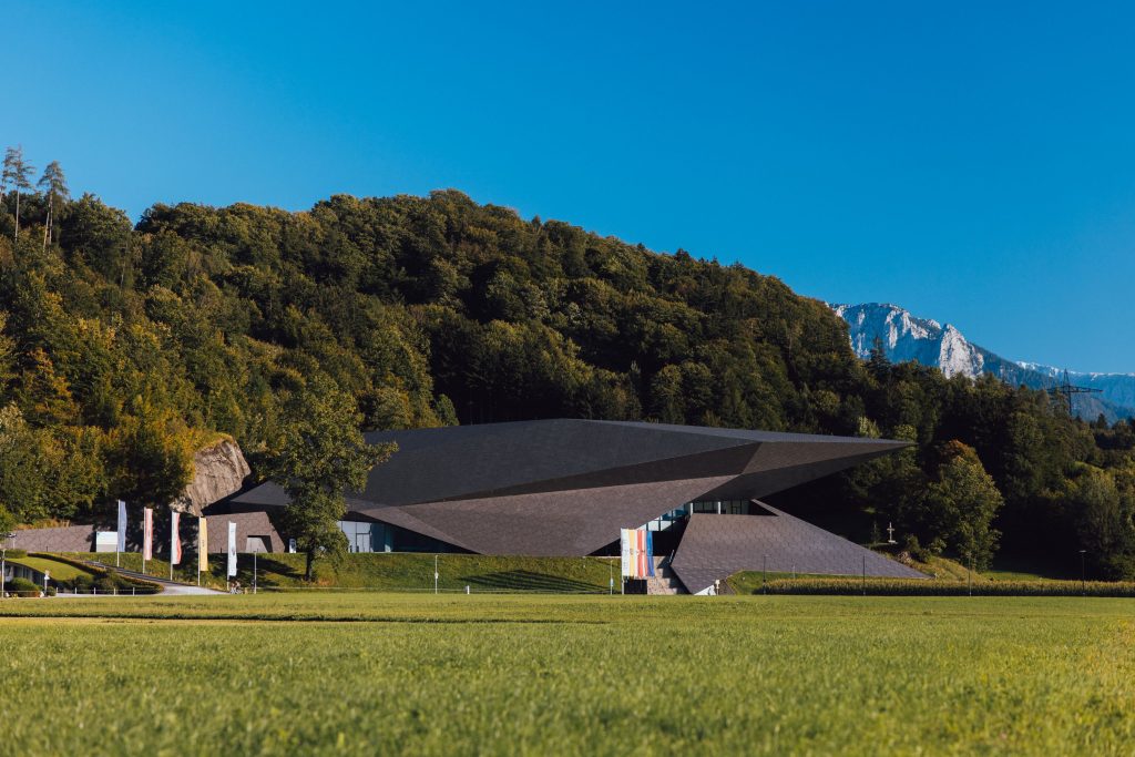 Das markante Festspielhaus in Erl eingebettet in die Natur Tirols