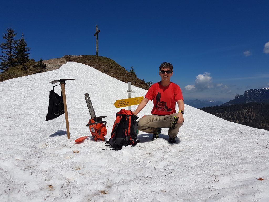 Sevignani auf der schneebedeckten Strecke ausgestattet mit Pickel und Motorsäge - unerlässliche Tools zur Freilegung einer sicheren Strecke.