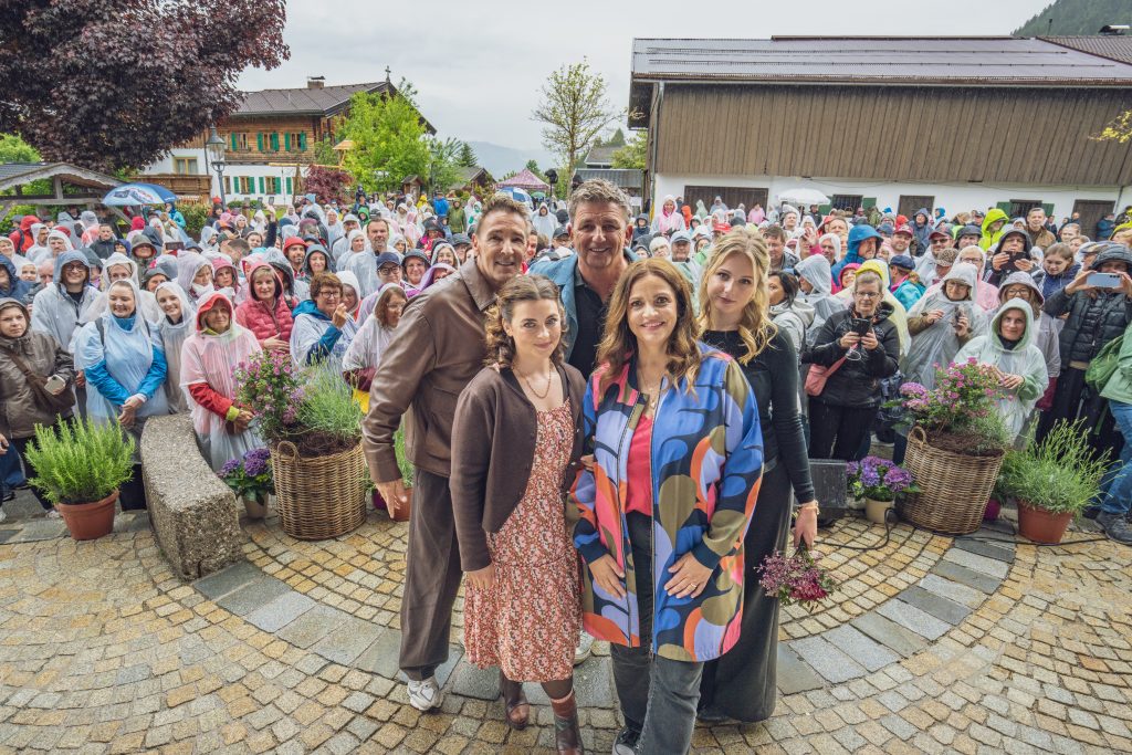 Die Bergdoktor-Stars Mark Keller, Ronja Forcher, Hans Sigl, Rebecca Immanuel und Lieselotte Voß beim Fantag in Going. (v.l.n.r.)
