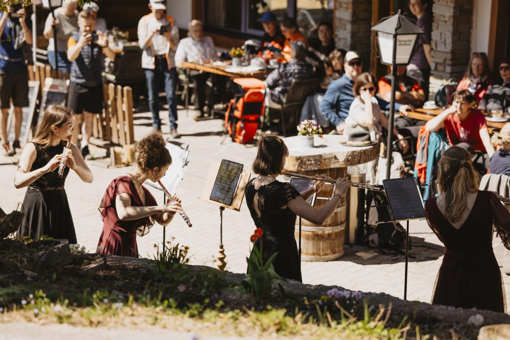 Musiciste si esibiscono durante KulturNaturKlassik 2026 davanti al pubblico a Erl.